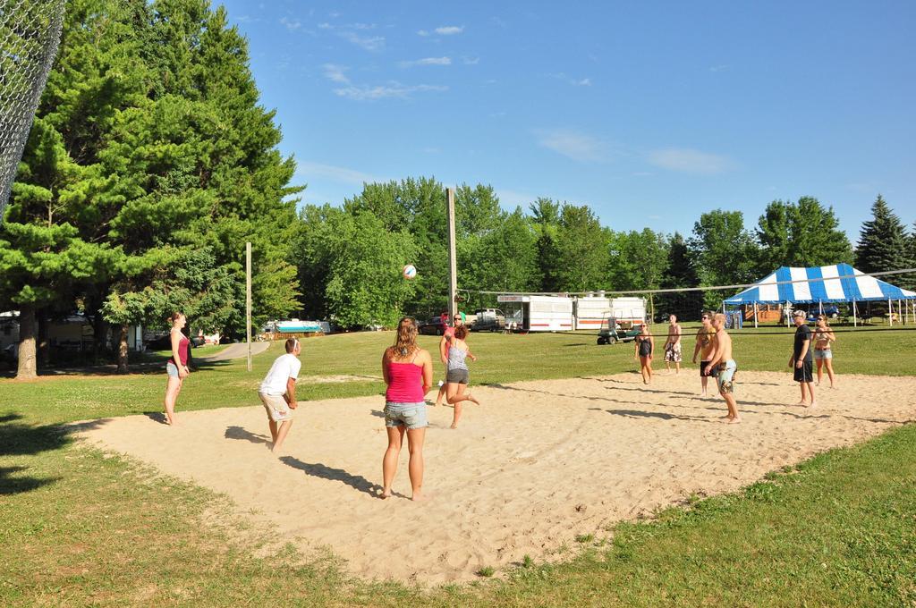 Plymouth Rock Camping Resort Deluxe Cabin 18 Elkhart Lake Bagian luar foto