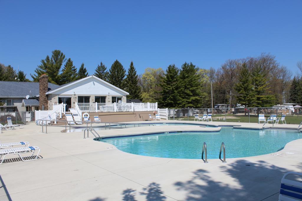 Plymouth Rock Camping Resort Deluxe Cabin 18 Elkhart Lake Bagian luar foto