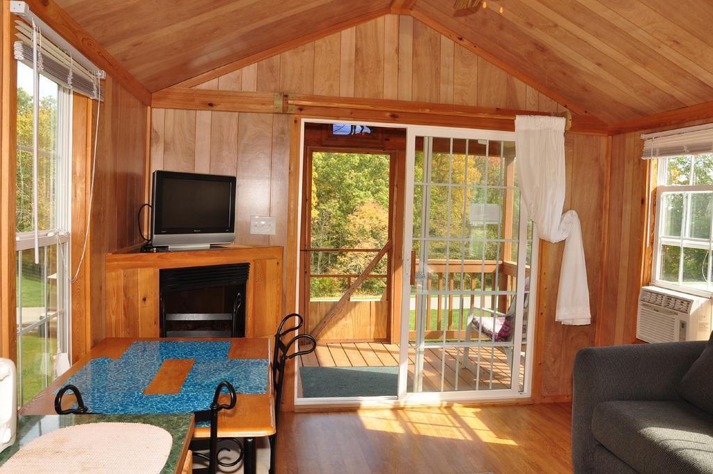 Plymouth Rock Camping Resort Deluxe Cabin 18 Elkhart Lake Bagian luar foto