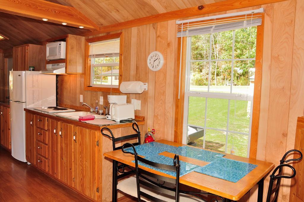 Plymouth Rock Camping Resort Deluxe Cabin 18 Elkhart Lake Bagian luar foto